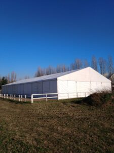 tensostruttura su terreno agricolo